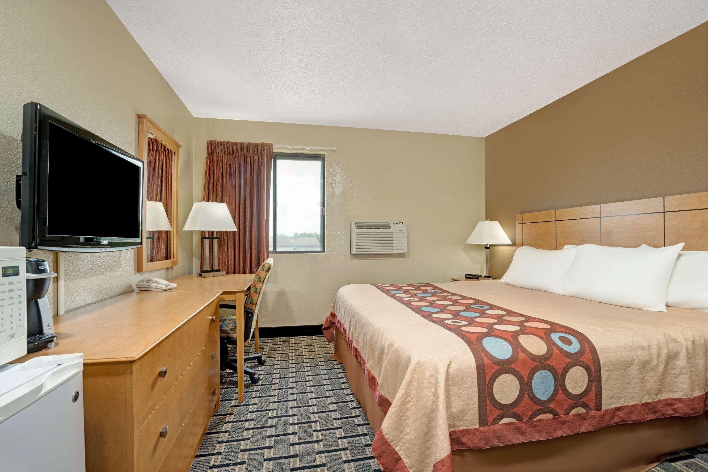 Super 8 By Wyndham Melrose Hotel Exterior photo